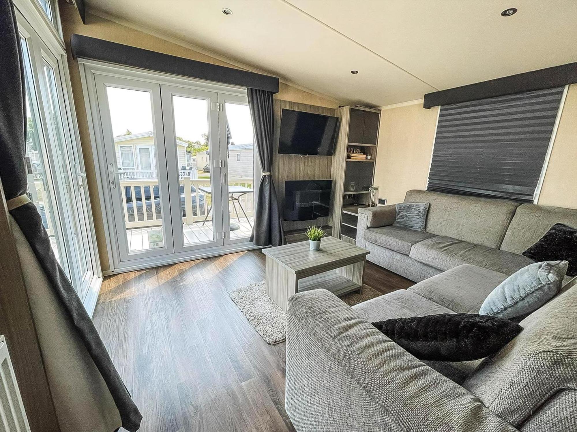 Beautiful Caravan With Decking At Oaklands Holidaypark Ref 39006Bg Clacton-on-Sea Esterno foto