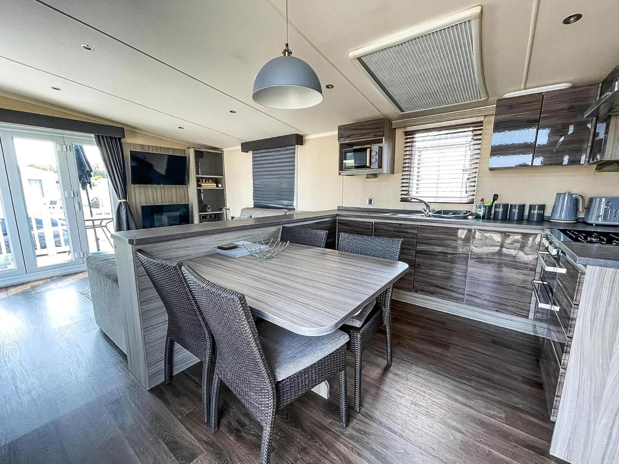 Beautiful Caravan With Decking At Oaklands Holidaypark Ref 39006Bg Clacton-on-Sea Esterno foto